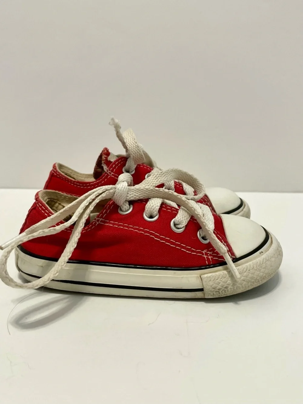 Converse All Star Chuck Taylor Classic Low Top Kids Sneakers Youth Size 6 Red